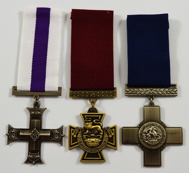 Pu&ograve; includere: Tre medaglie di bronzo con nastri viola, rosso e blu. Le medaglie presentano una croce con un leone, una corona e un cavaliere a cavallo.
