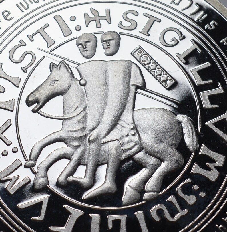K&ouml;nnte beinhalten: Eine Silberm&uuml;nze mit einem detaillierten Bild eines Ritters zu Pferd. Der Ritter tr&auml;gt eine R&uuml;stung und h&auml;lt eine Lanze. Die M&uuml;nze tr&auml;gt die Inschrift "ST:IH:ST:GL:L:V:M:A:V:I:H:S" am Rand.