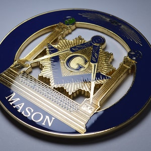 Groot geëmailleerd vrijmetselaars- auto-embleem/decoratie/badge/sticker. Vierkant en kompassen. Vrijmetselarij, vrijmetselaars, loge. Emaille badge, 75 mm