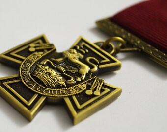 見事な実物大のビクトリア十字章とリボンのレプリカ。最高の軍事栄誉