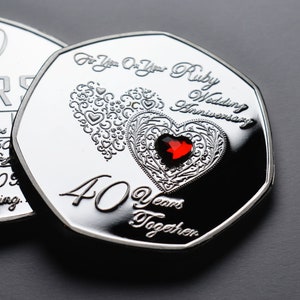 40 回目のルビー結婚記念日に、宝石をはめ込んだシルバーの記念品を。結婚の贈り物。一緒に過ごした 40 年間。