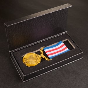 Notre 40e médaille d'anniversaire de mariage en rubis dans un coffret. Longs services distingués et bravoure sur le terrain. Cadeau/cadeau Mari/femme