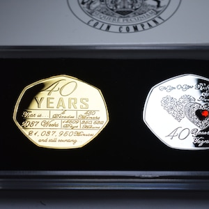 Par minnesmynt med rubiner och infällda ädelstenar till er 40:e bröllopsdag, presentask. Gåva/Present.