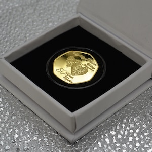 50e anniversaire de mariage en or 24 carats commémoratif dans la présentation/le présentoir/la boîte-cadeau/l'étui et la capsule. Cadeau/cadeau 50 ans de vie commune