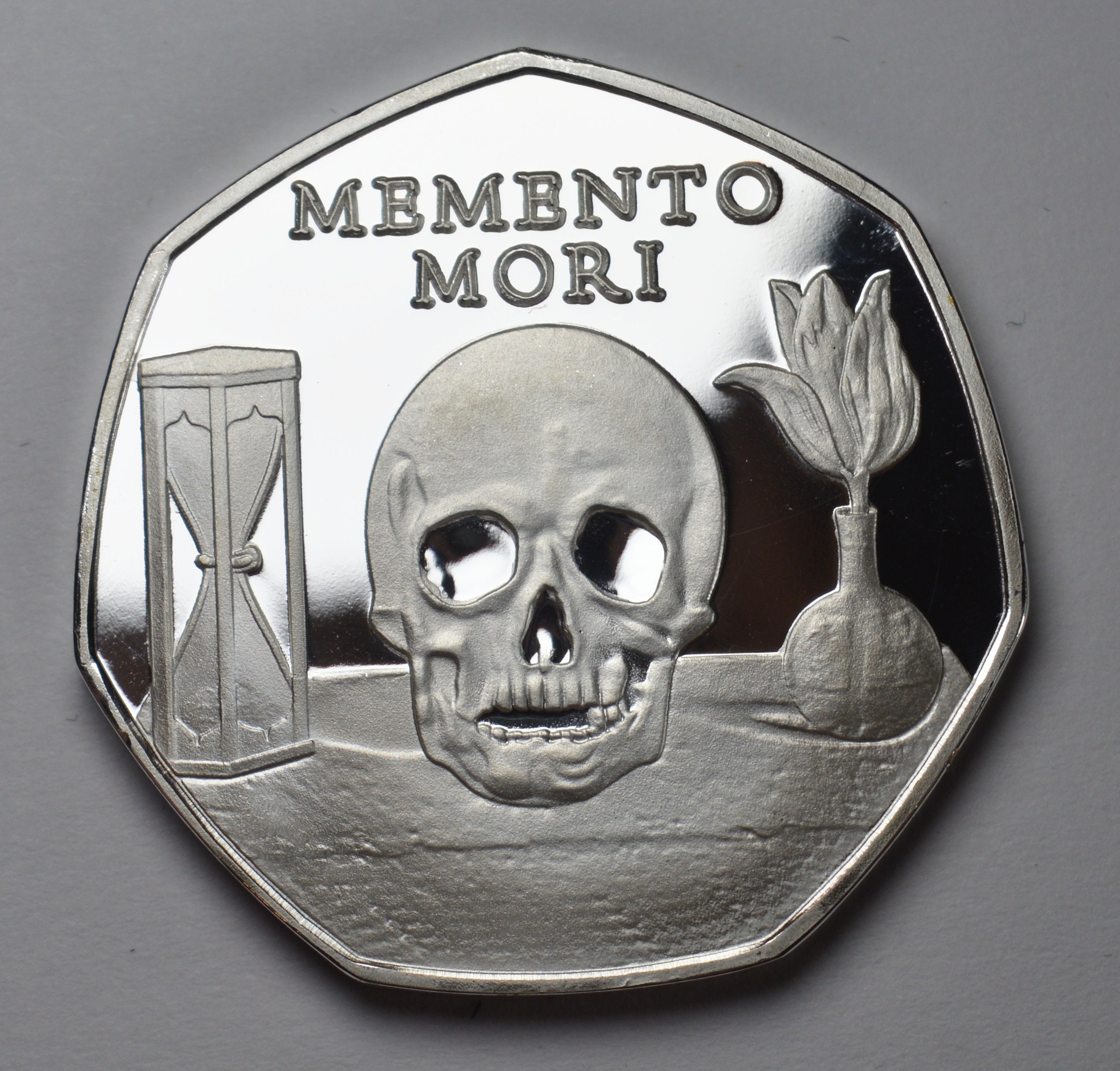 Песня memento mori. Монета МЕМЕНТО Мори. Серебряная монета Memento Mori. Memento Mori Монетка. Жетон Memento Mori.