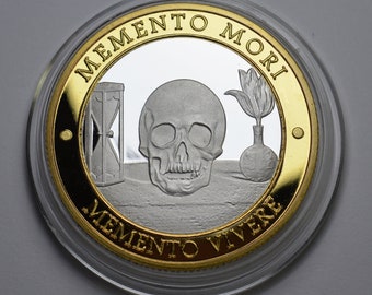 Moneda recordatoria Memento Mori/Vivere de plata y oro de 24 quilates en cápsula. Mors Vincit Omnia. Estoico/Reflexión. Tulipanes, reloj de arena, calavera/Muerte.