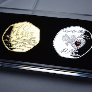 Par minnesmynt med rubiner och infällda ädelstenar på er 40-årsjubileum för bröllopsdagen. Gåva/present till äktenskapet. Fyrtio