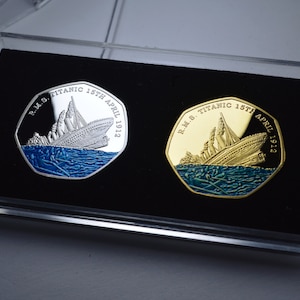 Paar RMS Titanic zilveren en 24-karaats gouden herdenkingsmunten. 50p muntendisplay/presentatiekoffer. Blauw Emaille. Werelderfgoedlocatie/wrak. 1912