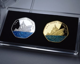 Par de moedas comemorativas do RMS Titanic em prata e ouro 24 quilates. Estojo para exibição/apresentação de moedas de 50 pence. Esmalte azul. Patrimônio Mundial/Naufrágio. 1912