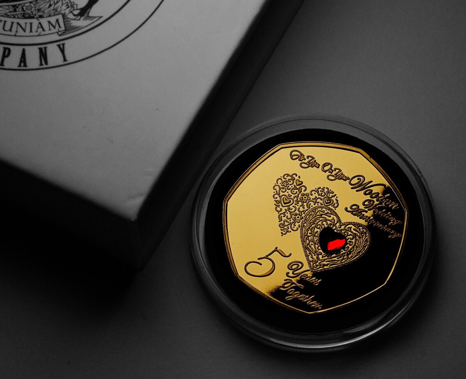 5回目の「木製」結婚記念日に、ギフトボックス入りの金の記念コイン。宝石。ギフト/プレゼント 5年目のカップルへのギフト 夫/妻 5周年 - Etsy  日本