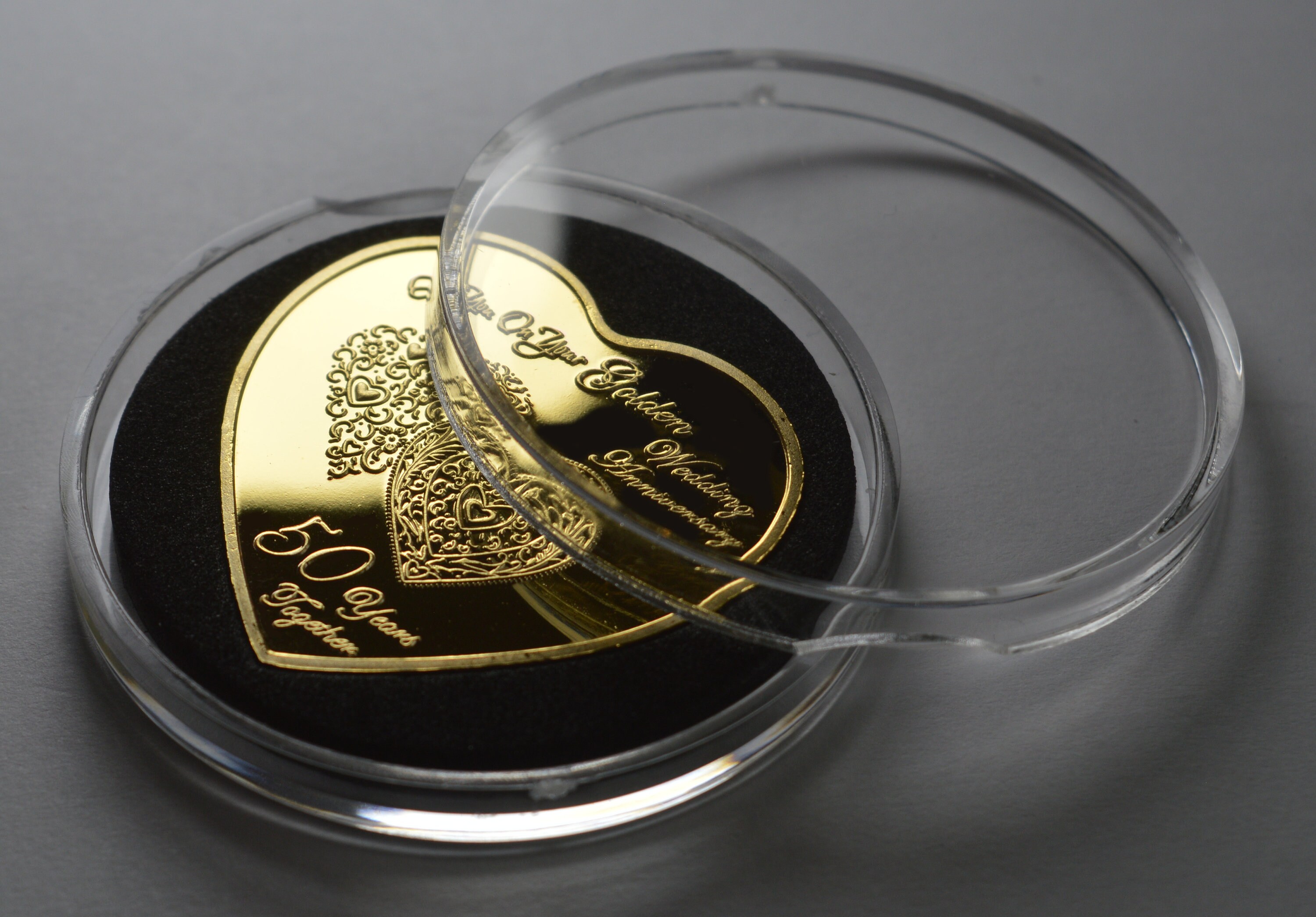 Moneda Conmemorativa 50 Aniversario De Boda | Bañada En Oro De 24 Kilates | Regalo Para Padres O Abuelos | Edición Limitada 2020 | Denominación 50p