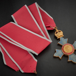 Réplique grandeur nature de la médaille CBE de l&#39;Ordre de l&#39;Empire britannique. Ruban civil/Division/Honneur. Or 24 carats, émail, ruban de cou de 70 cm.