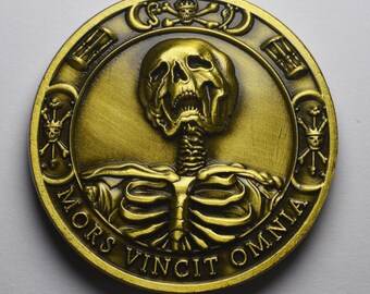The Commemorative Coin Company MEMENTO MORI/VIVERE Pièce de rappel en cuivre antique dans une capsule Mors Vincit Omnia Tulipe/sablier/tête de mort/tortue