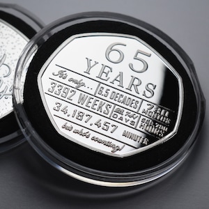 Argent commémoratif du 65e anniversaire dans une capsule. « Mais qui compte ? Cadeau/cadeau de félicitations/fête/célébration des 65 ans