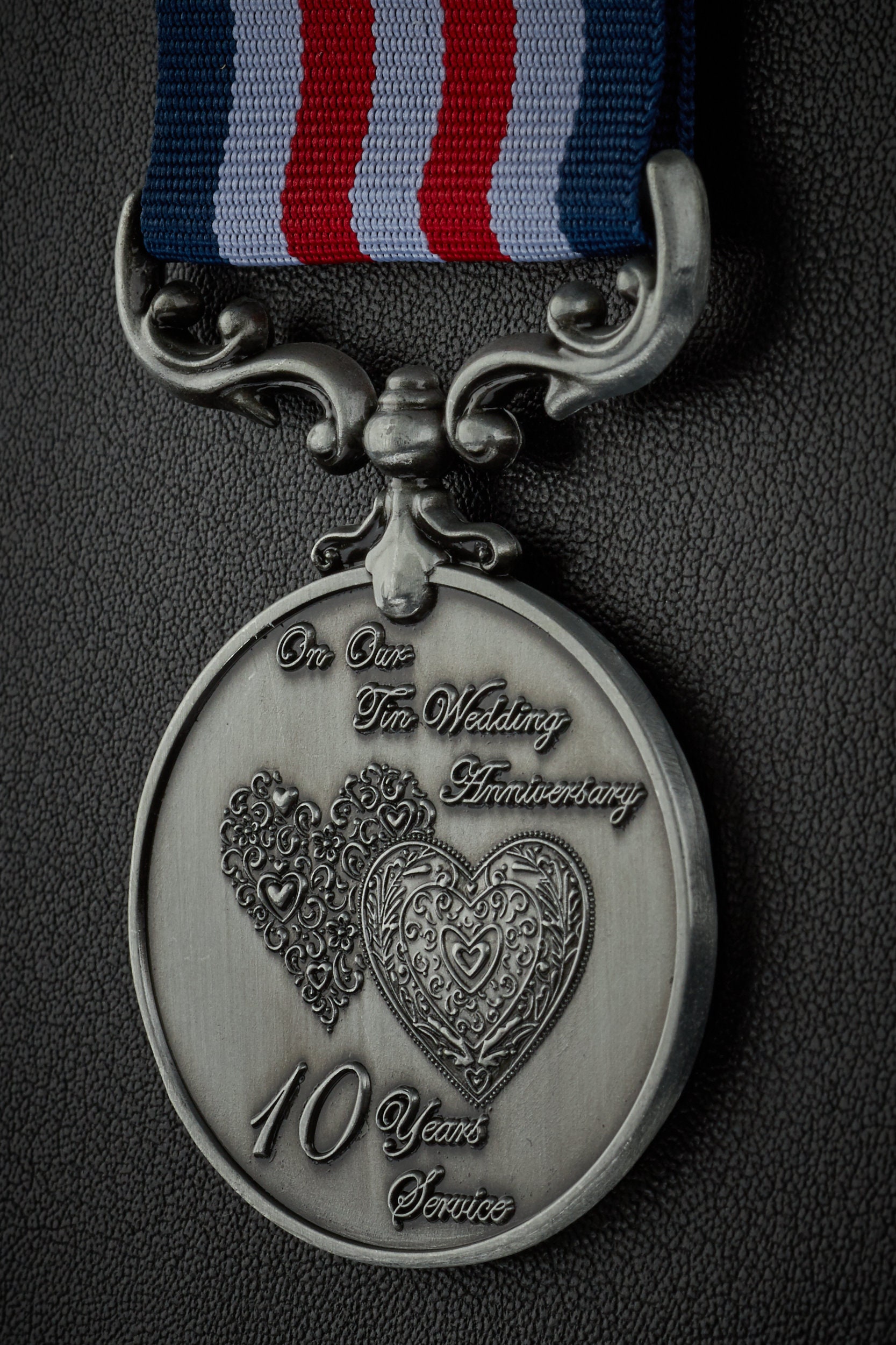 結婚10周年記念（錫製）メダル - 戦場での功績と勇敢な行動を称える。夫／妻への10周年記念ギフト／プレゼント。シルバー - Etsy 日本