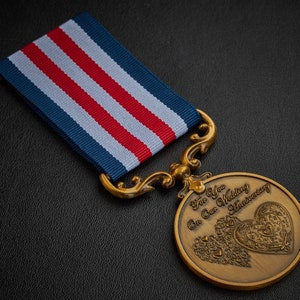 Para ti en nuestro aniversario de bodas: Medalla por servicio prolongado y distinguido, valentía en el campo de batalla. Regalo/presente/esposo/esposa/pareja. Oro
