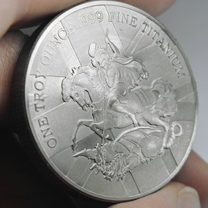 Moneda/redonda/barra de TITANIO .999 fina/pura. San Jorge y el Dragón. Una onza troy 31,1 g. Inversión/lingotes