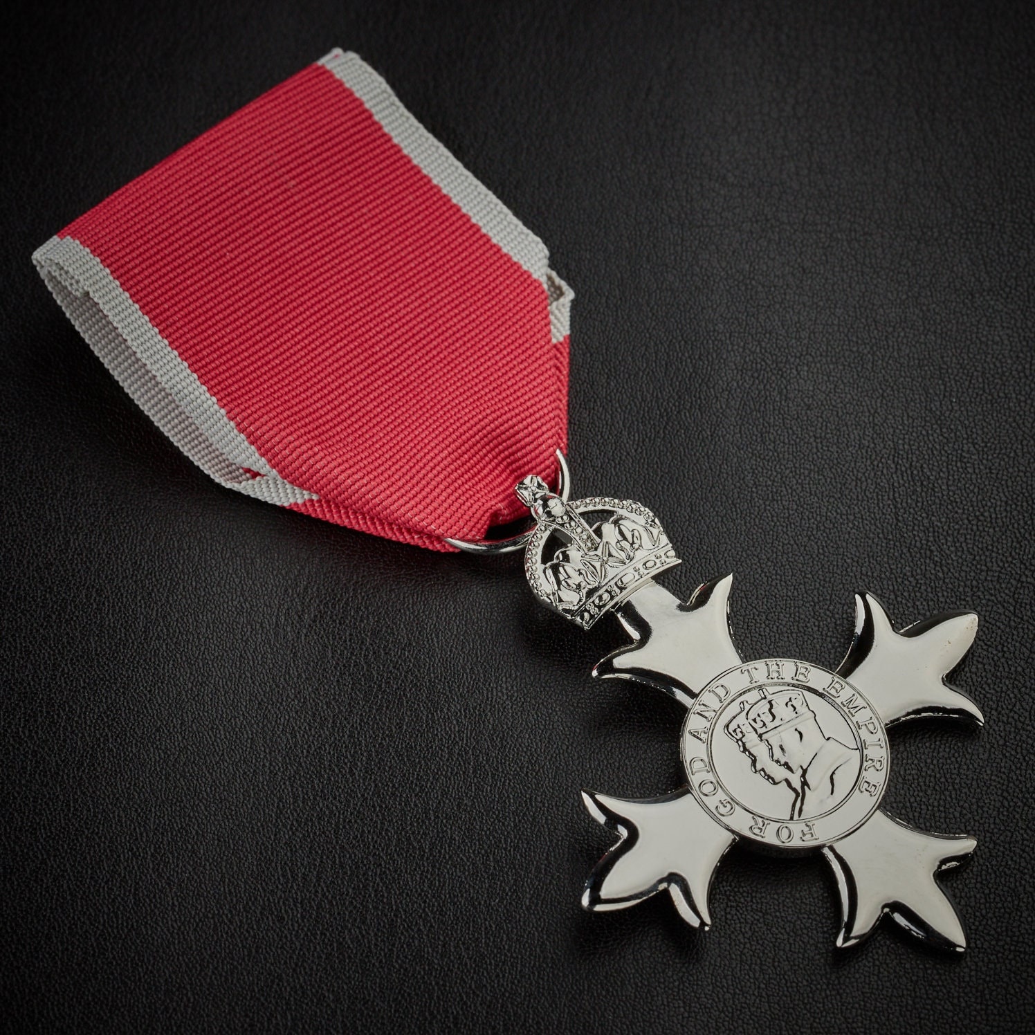 Nachbau des Ordens der British Empire MBE Medaille in Originalgröße. Zierliches Band/Diversion/Ehre