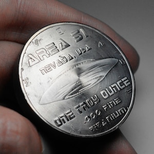 Moneda de titanio fino/puro .999/redondo/barra. Área 51, NEVADA, EE.UU. Una Onza Troy 31.1g. Inversión/Lingotes. Extraterrestre/Roswell/Espacio/OVNI/Alienígenas.