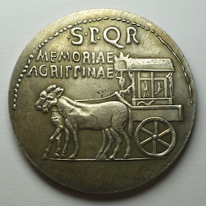 Grande moneta romana in argento Sesterzio. Caligola Colpo d&#39;Onore con Agrippina. Replica di qualità museale placcata in argento .925 da 3,5 cm 20 g, riproduzione
