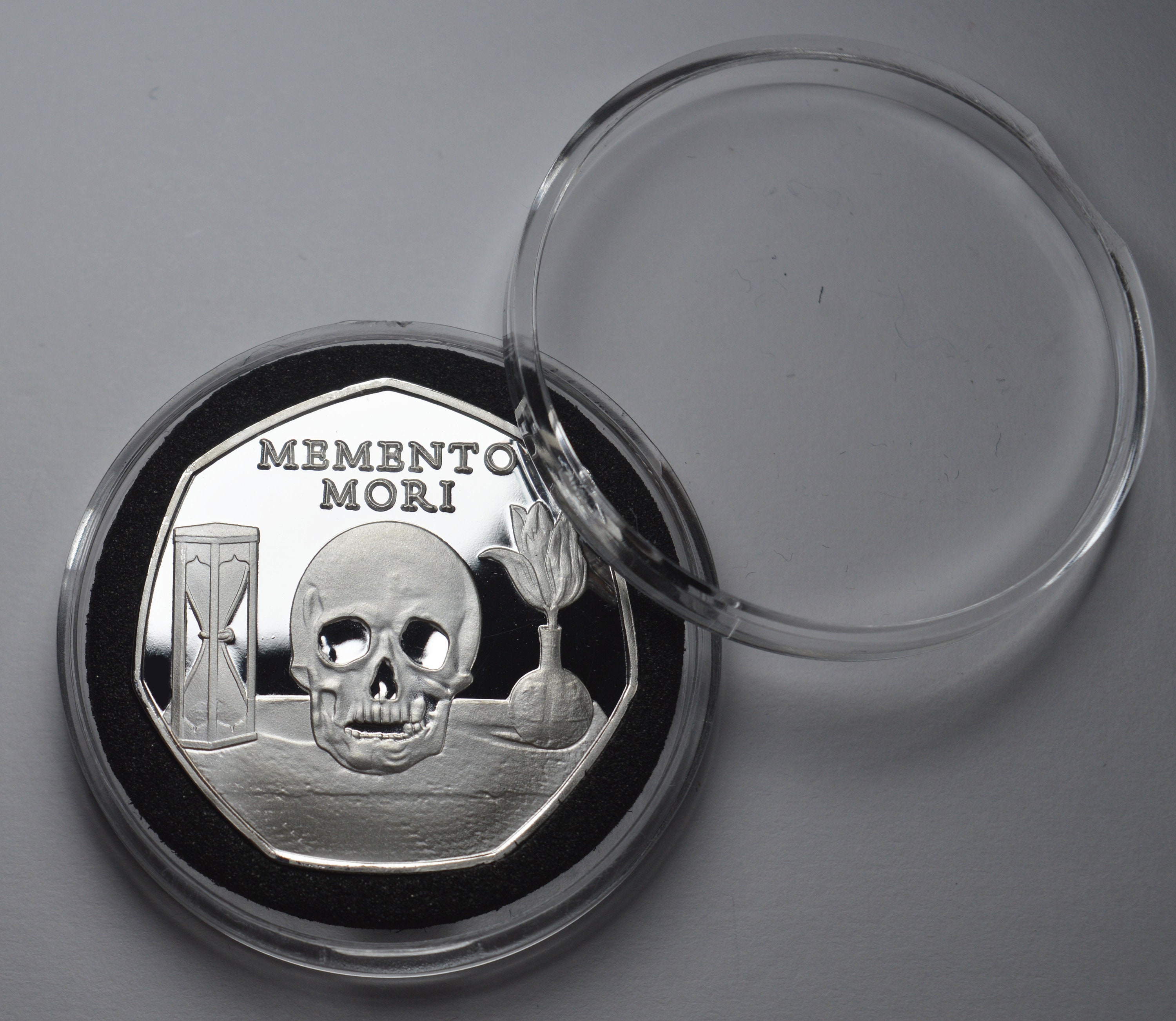 thumbnail image 2 of Memento Mori / Vivere Silver Reminder Coin – Stoic Reflection, Mors Vincit Omnia 2 of 3