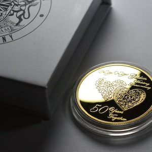 50e ANNIVERSAIRE DE MARIAGE EN OR Commémorative en or 24 carats. Cadeau/Cadeau/Faveur/Jeton. Coffret cadeau et capsule. Cinquante 50 ans ensemble.
