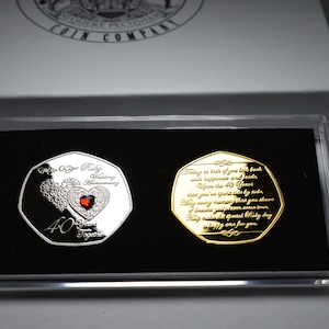 Par 40-årsjubileumsjubileumsdekorationer med rubiner, silver och 24 karat guld i vitrinskåp och presentask. Gåva/Present. 40 år