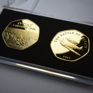 Coppia di monete commemorative della Seconda Guerra Mondiale in oro 24 carati in una teca da 50 pence. Sbarco in Normandia e Battaglia d&#39;Inghilterra. Supermarine Spitfire. Seconda Guerra Mondiale.
