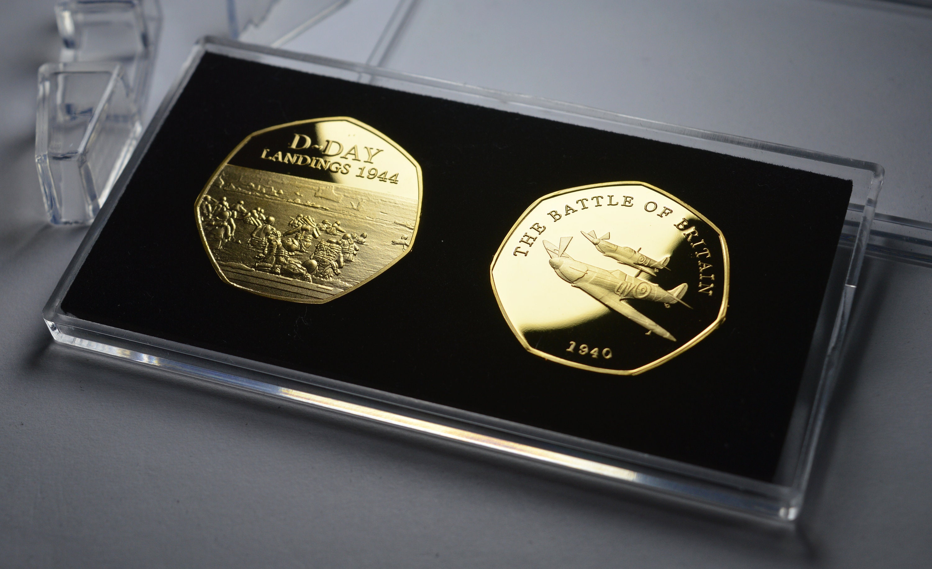 Coppia Di Monete 50p Commemorative WWII - Dunkirk E Battle Of Britain In Custodia Espositiva