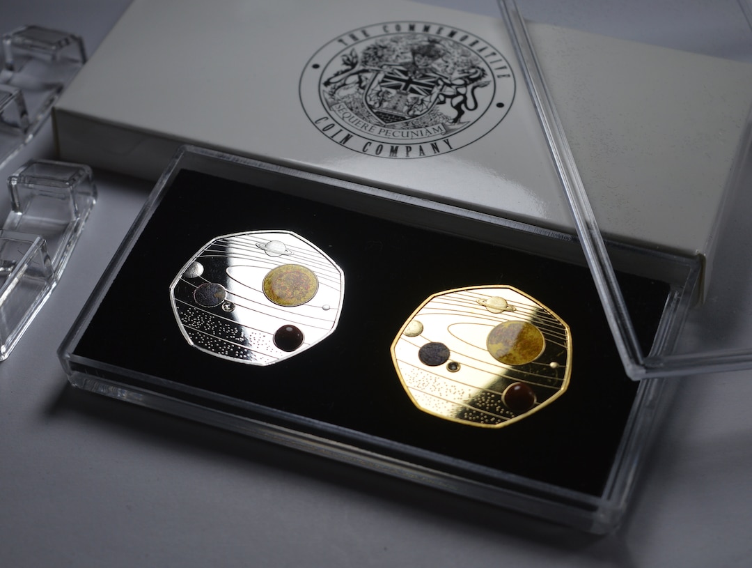 50 ペンス コイン ディスプレイ ケース入りの太陽系記念品 2 枚セット。シルバーと 24 カラット  ゴールド。クリスタル/宝石。地球/太陽/月/火星/惑星/宇宙 - Etsy 日本