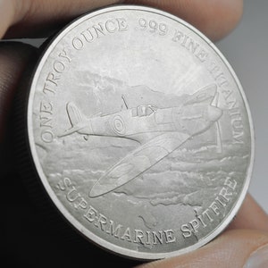 Moneda/ronda/lingote de titanio puro .999 de calidad superior. SUPERMARINE SPITFIRE. Una onza troy de 31,1 g. Inversión/lingote
