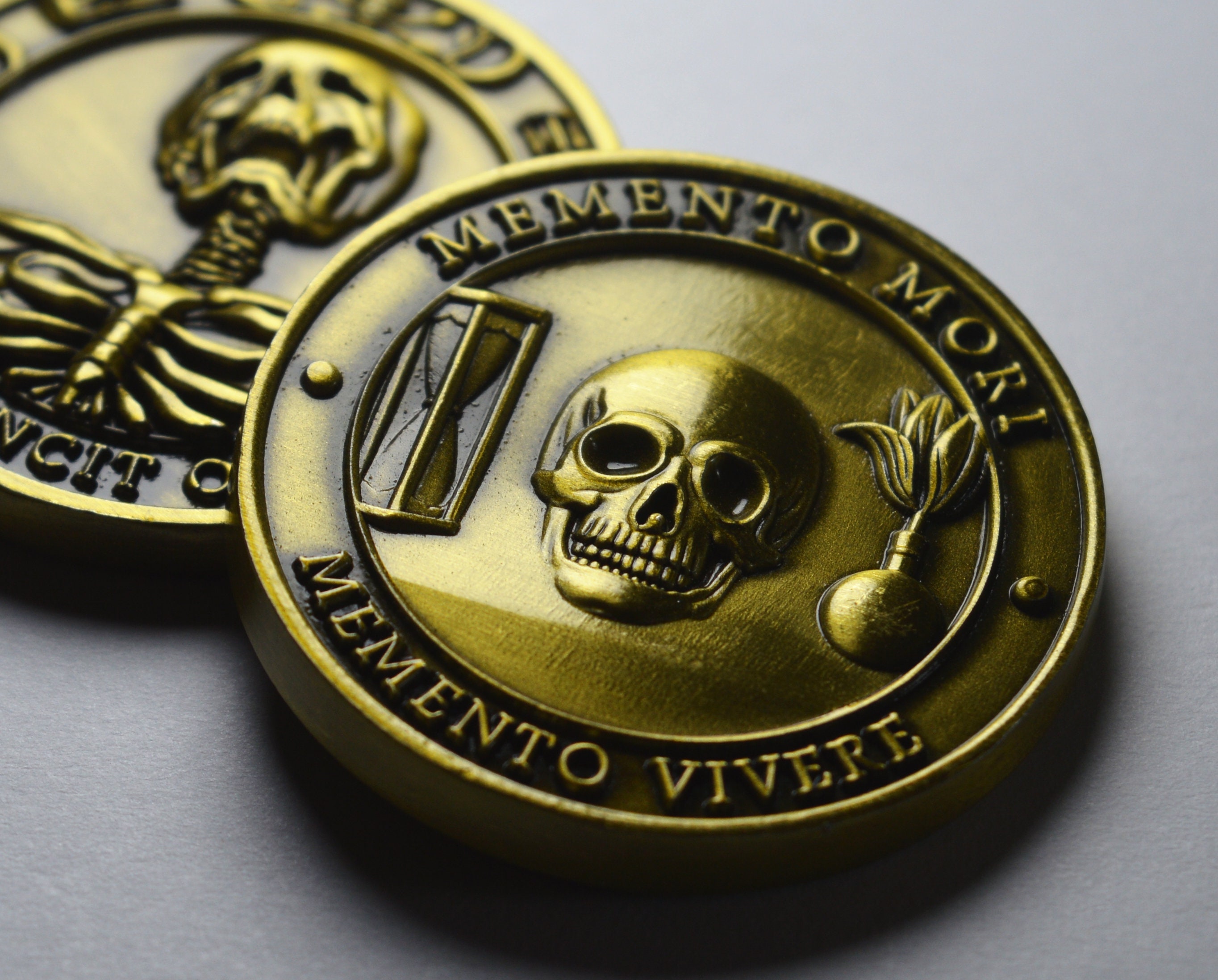Memento Mori Erinnerungsmünze – In Silber & 24K Gold – Mit Eule & Totenkopf-Motiv