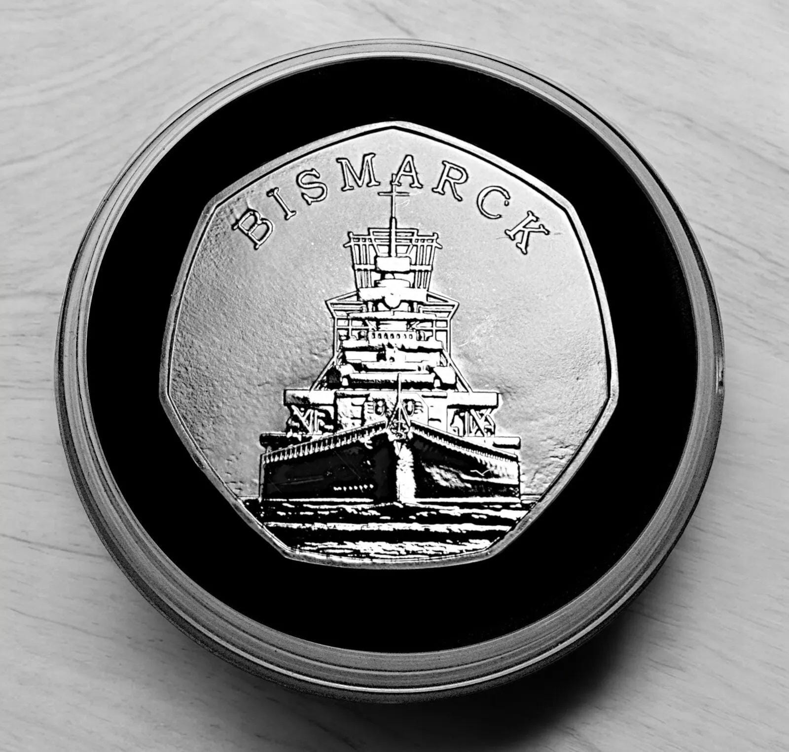 カプセルに入ったドイツ戦艦ビスマルクの銀製記念品。第二次世界大戦