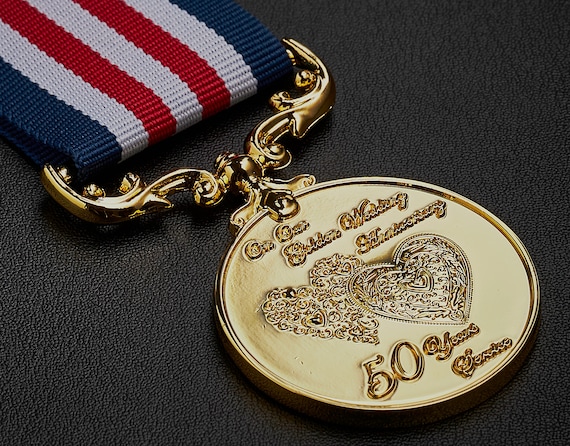 Medaglia per il 50° anniversario di nozze d'oro per lungo/distinto servizio e coraggio sul campo. Regalo/presente Marito/Moglie/Partner 50 anni - Italia