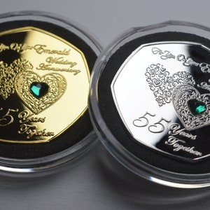 Paar 55e EMERALD HUWELIJKSVERJAARDAG .999 zilveren en 24-karaats gouden herdenkingsmunten met edelstenen. Capsules. Cadeau/cadeau 55 jaar samen
