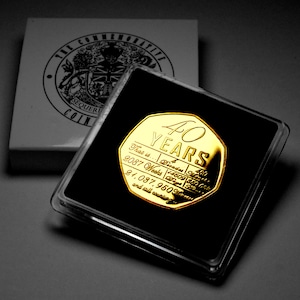 Till dig på din 40-årsjubileum i rubin. Minnesring i 24 karat guld med infälld ädelsten. Presentfodral. Fyrtio 40 år tillsammans.