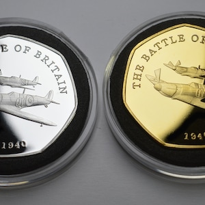 Par de conmemorativos de la Batalla de Gran Bretaña y Supermarine Spitfire de plata y oro de 24 quilates en cápsulas. Segunda Guerra Mundial 1940 Segunda Guerra Mundial