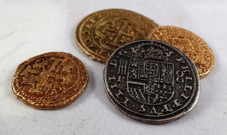 以下が含まれることがあります： 複雑なデザインが施された、アンティークの金貨と銀貨4枚。コインには十字架と紋章が描かれています。