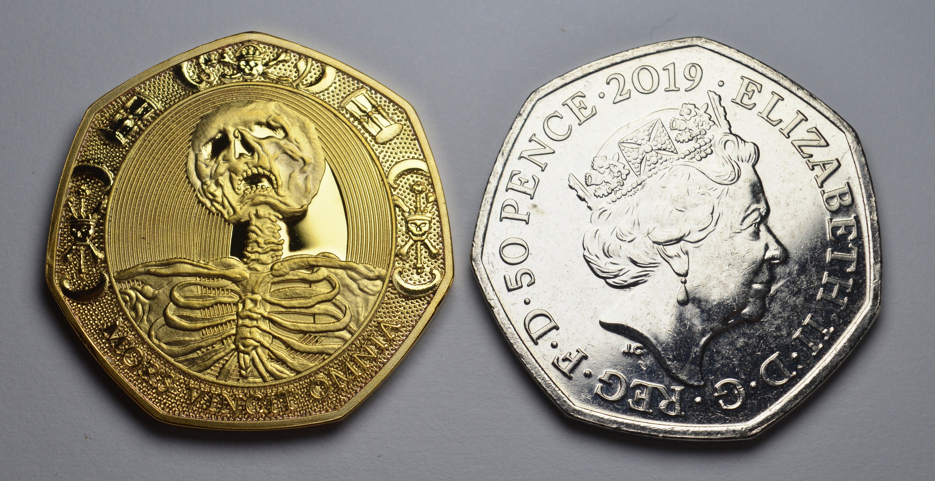 Ancienne pièce de monnaie romaine homme debout en or 24 carats vermeil