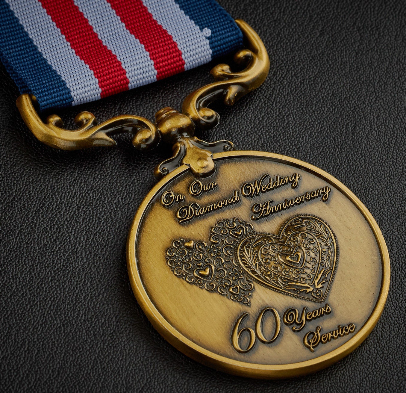 Medaglia per il 60° anniversario di matrimonio - In una scatola - personalizzata / 60 anni di matrimonio / Regalo fatto a mano per il 60° anniversario / Biglietto regalo per marito e moglie - Italia Medaglia per il 60° anniversario di matrimonio - In una scatola - personalizzata / 60 anni di matrimonio / Regalo fatto a mano per il 60° anniversario / Biglietto regalo per marito e moglie - Italia