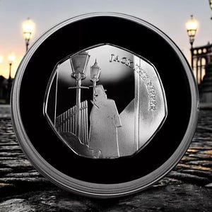 Pode incluir: Uma moeda de prata com uma representação de Jack, o Estripador, um poste de luz e o texto "Jack, o Estripador" na moeda.