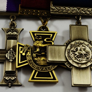 Pu&ograve; includere: Tre medaglie d'oro e d'argento con un nastro rosso, bianco e viola. Le medaglie sono tutte croci con diversi disegni. La prima medaglia &egrave; una croce d'argento con una corona a ciascuna estremit&agrave; e le lettere "G.R." al centro. La seconda medaglia &egrave; una croce d'oro con un leone e le parole "For Valour" sul bordo. La terza medaglia &egrave; una croce d'argento con un cavaliere a cavallo e le parole "For Gallantry" sul bordo.