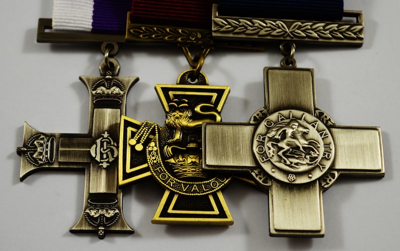 Pu&ograve; includere: Tre medaglie d'oro e d'argento con un nastro rosso, bianco e viola. Le medaglie sono tutte croci con diversi disegni. La prima medaglia &egrave; una croce d'argento con una corona a ciascuna estremit&agrave; e le lettere "G.R." al centro. La seconda medaglia &egrave; una croce d'oro con un leone e le parole "For Valour" sul bordo. La terza medaglia &egrave; una croce d'argento con un cavaliere a cavallo e le parole "For Gallantry" sul bordo.