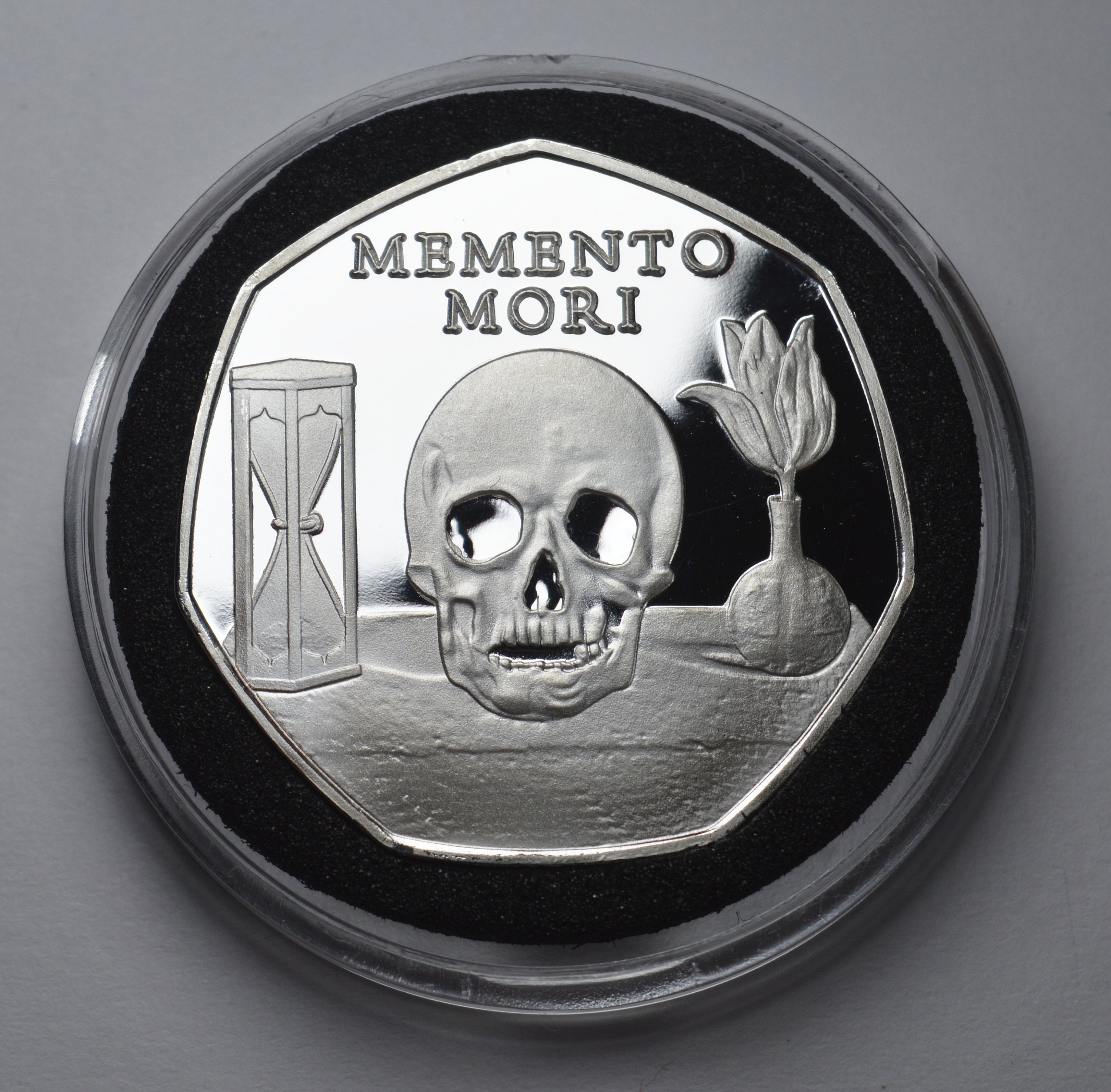 Песня memento mori. Монета МЕМЕНТО Мори. Memento Mori Монетка. Memento Mori Шеврон. Memento Mori бренд.