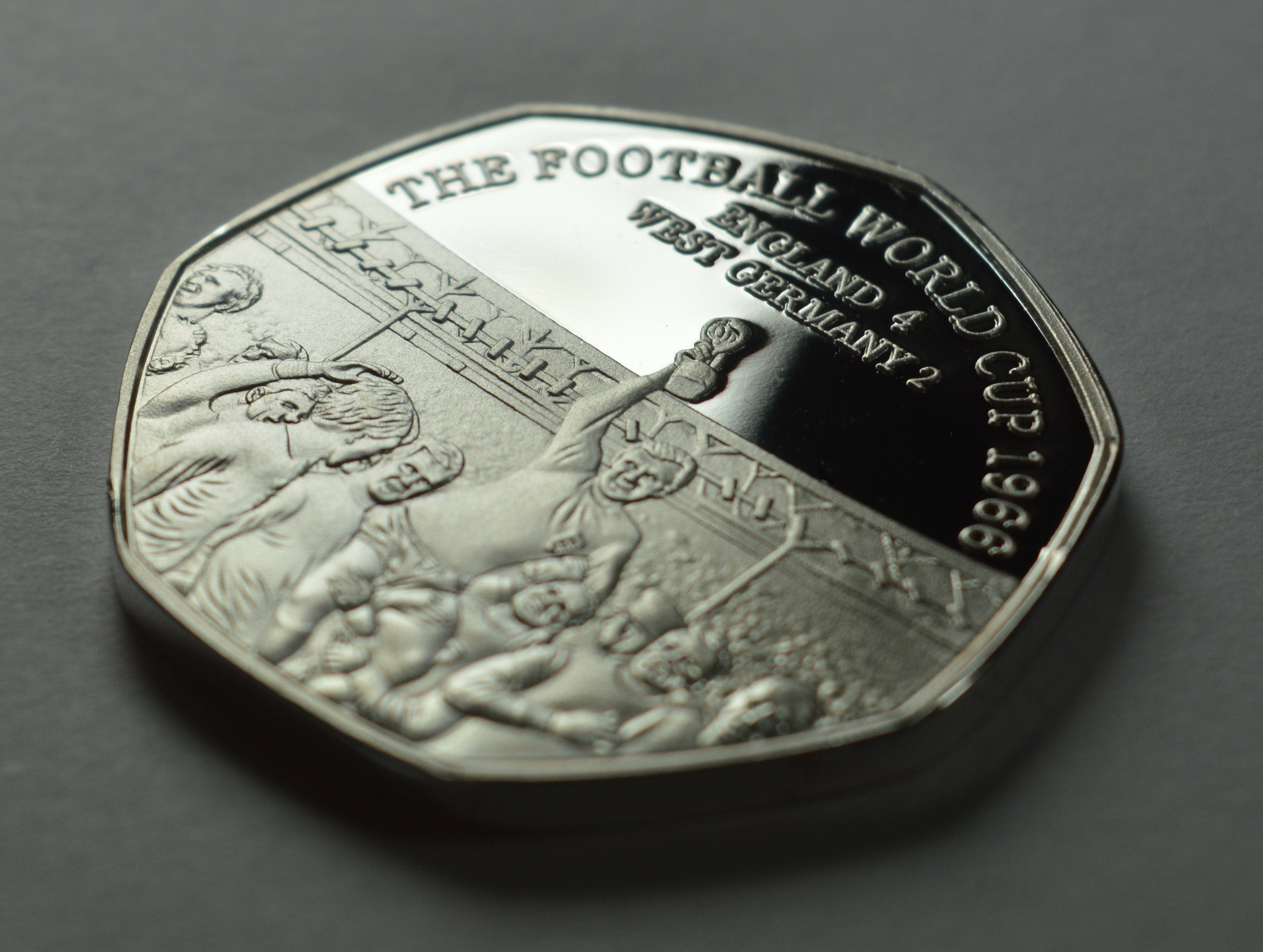 1966年サッカーワールドカップ シルバー記念品。ボビー・ムーア