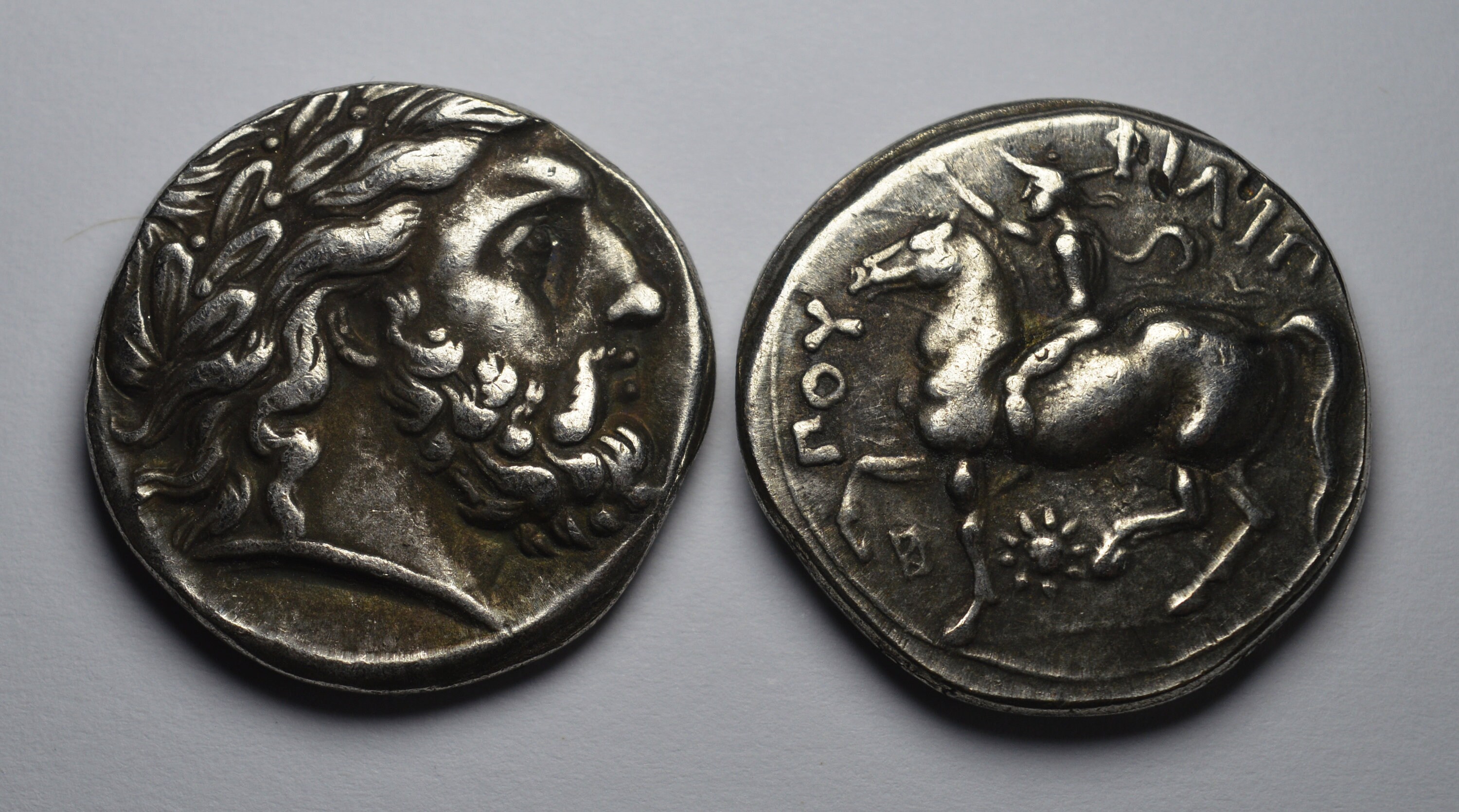 紀元前350年古代ギリシャマケドニア銀テトラドラクマ貨。フィリップ2世
