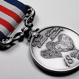 La tua medaglia per lungo servizio del 18° anniversario di matrimonio in porcellana. Regalo/Regalo Marito/Moglie/Partner/Coppia. Argento antico. 18 anni.
