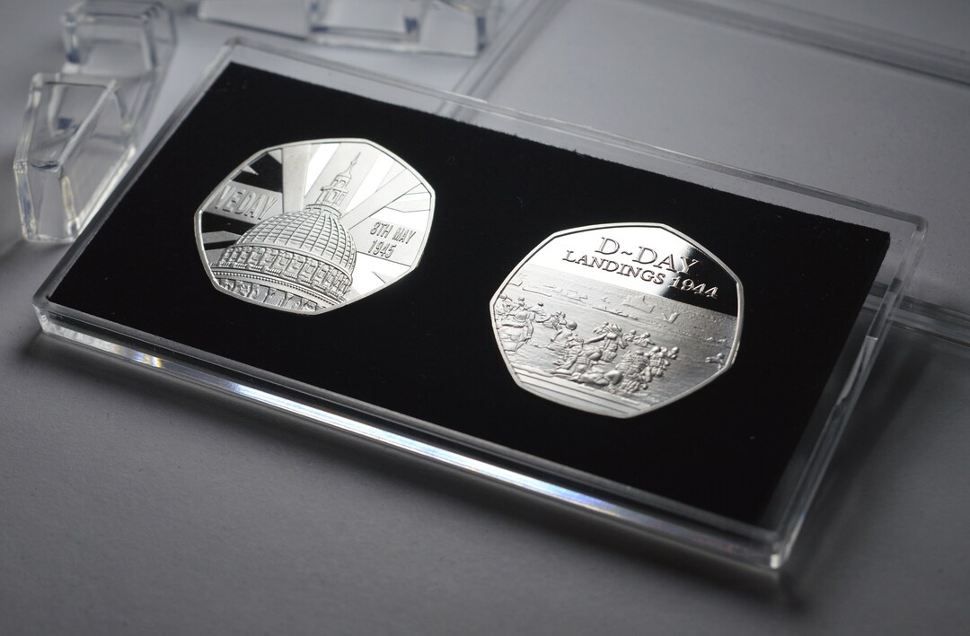 Coppia Monete 50p Commemorative WW2 – Dunkirk E Battle Of Britain In Custodia Espositiva - Foto 2