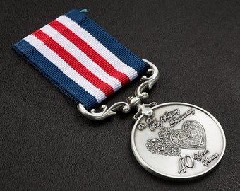 Medalla de nuestro 40.º aniversario de bodas de rubí por servicio prolongado y distinguido y valentía en el campo de batalla. Regalo para esposo/esposa por 40 años. Plata.