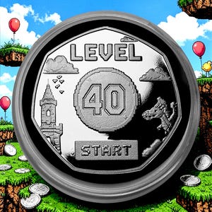 Könnte beinhalten: Eine silberne Münze mit einem pixeligen Design, mit dem Text "LEVEL 40" und "START". Die Münze befindet sich vor dem Hintergrund einer Videospiel-Landschaft mit schwebenden Inseln, Ballons und einem Drachen.